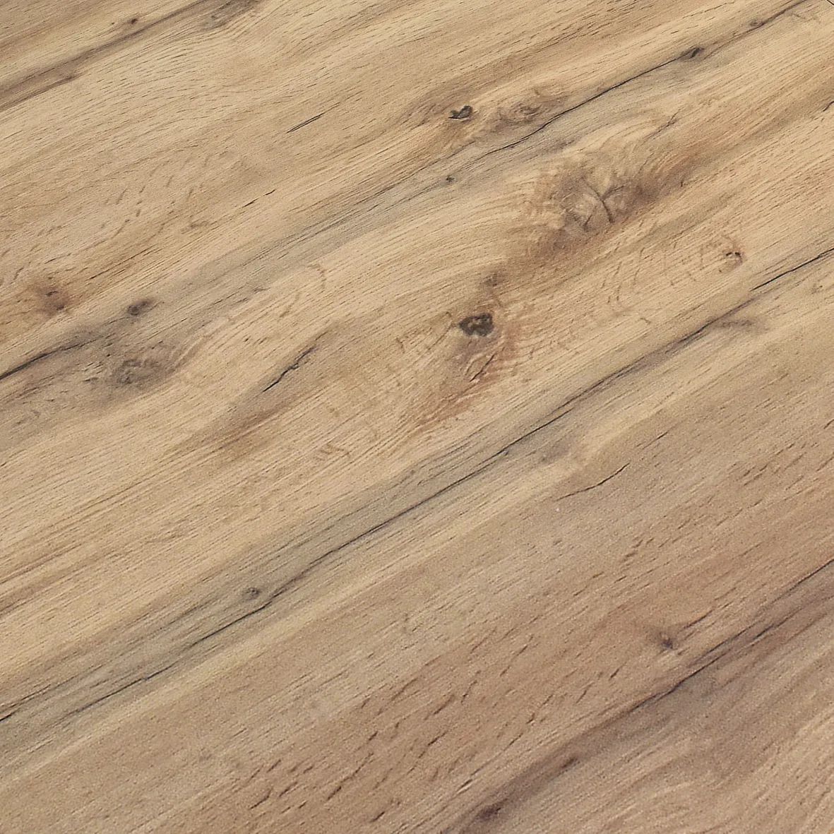 La superficie del piano in rovere rustico vista da vicino, con le venature e i nodi