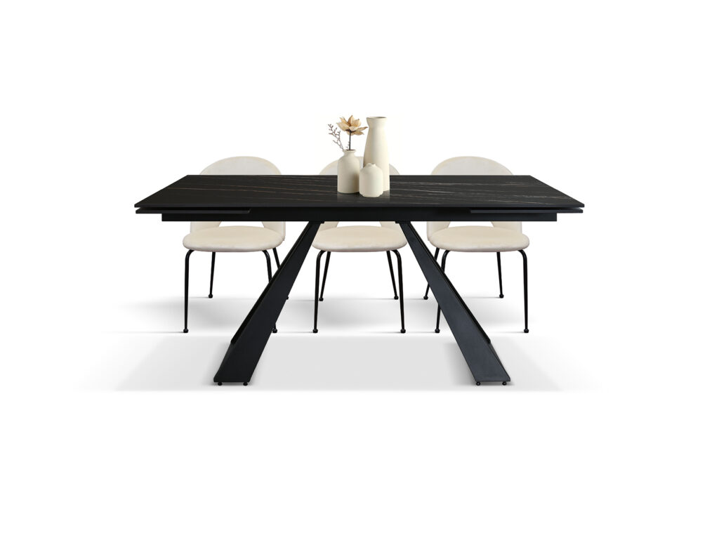 Dettaglio del piano in ceramica effetto marmo nero con venature dorate