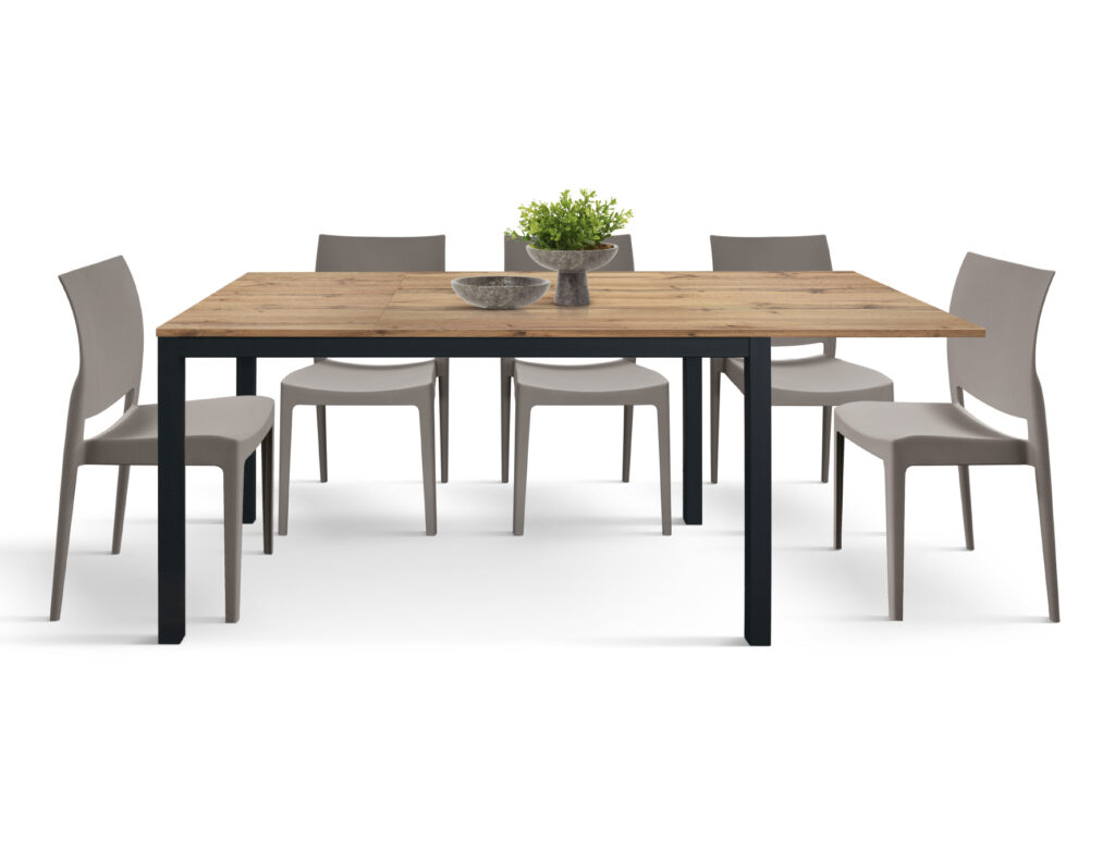Dettaglio del basamento in ferro verniciato nero del tavolo allungabile in melaminico
