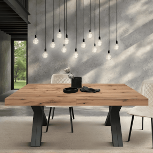 Tavolo allungabile 480 cm aperto con gambe nere e piano rovere.