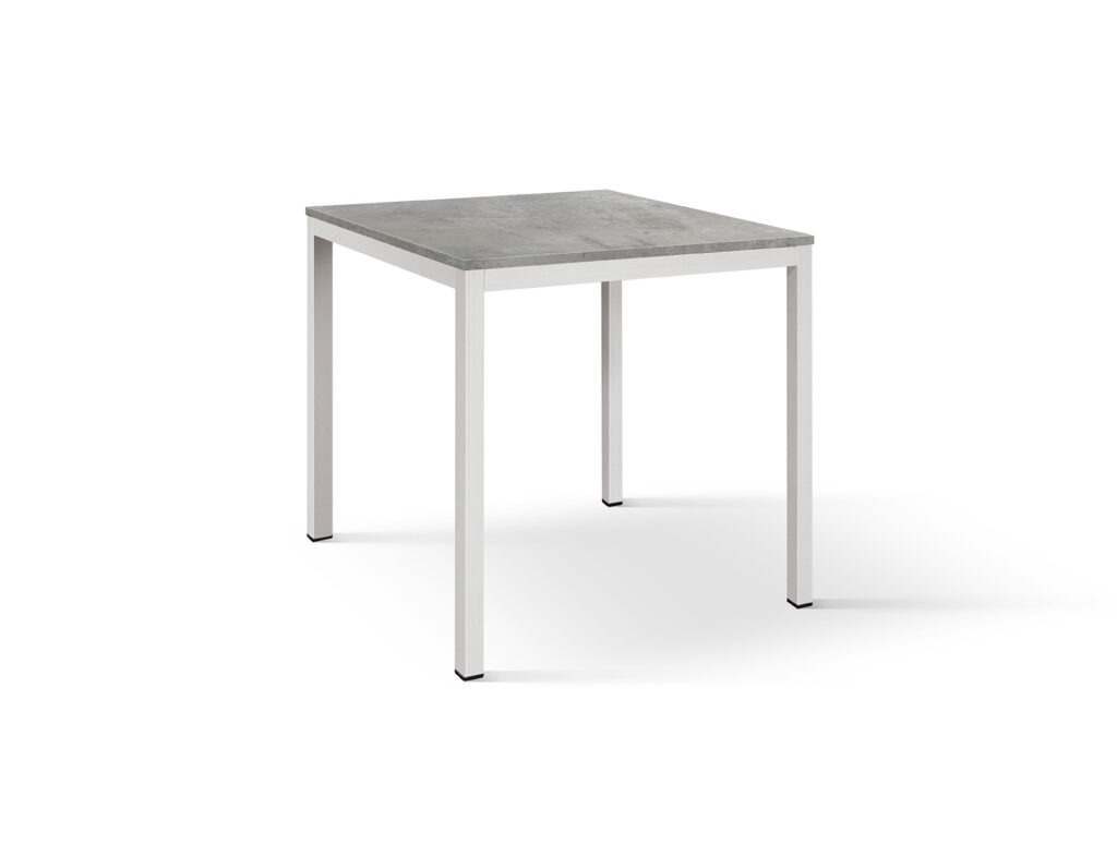 Tavolo fisso compatto 80x80 cm con gambe in metallo apparecchiato per quattro