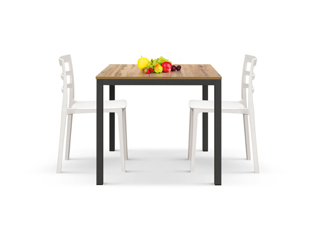 Tavolo fisso 80x80 con gambe in metallo in una cucina piccola, quattro posti