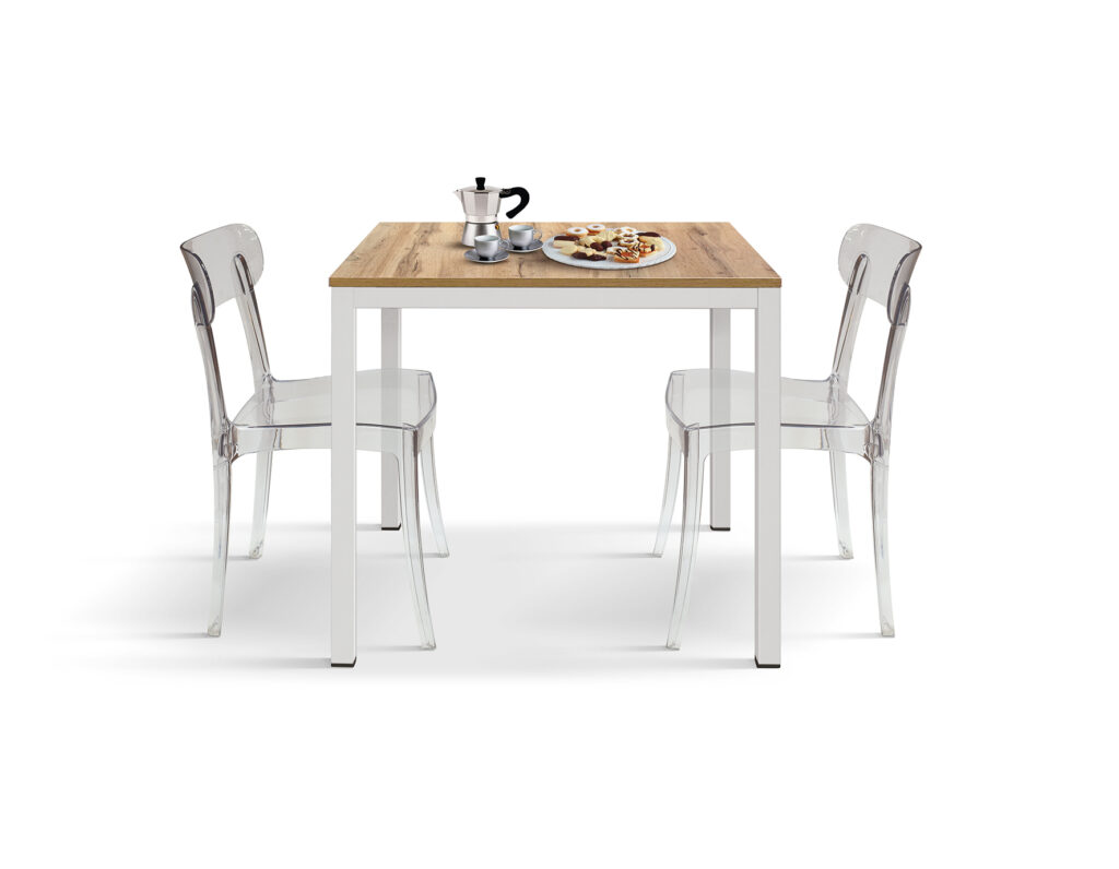 Gambe in metallo dalla linea essenziale del tavolo fisso compatto 80x80 cm