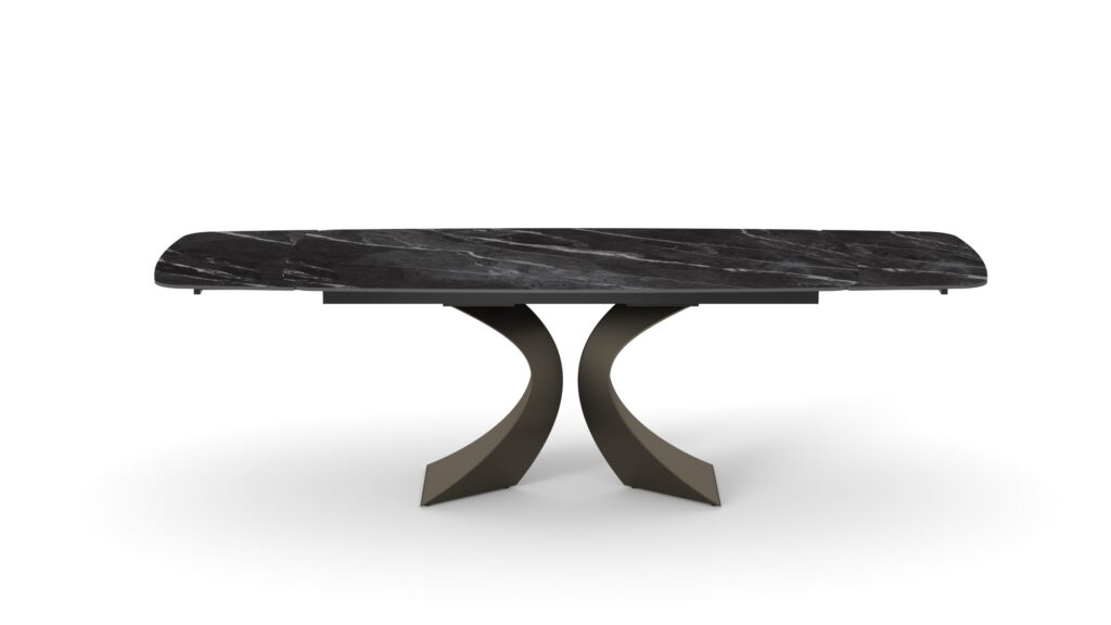 Gambe a clessidra in metallo finitura bronzo del tavolo allungabile in ceramica effetto marmo nero