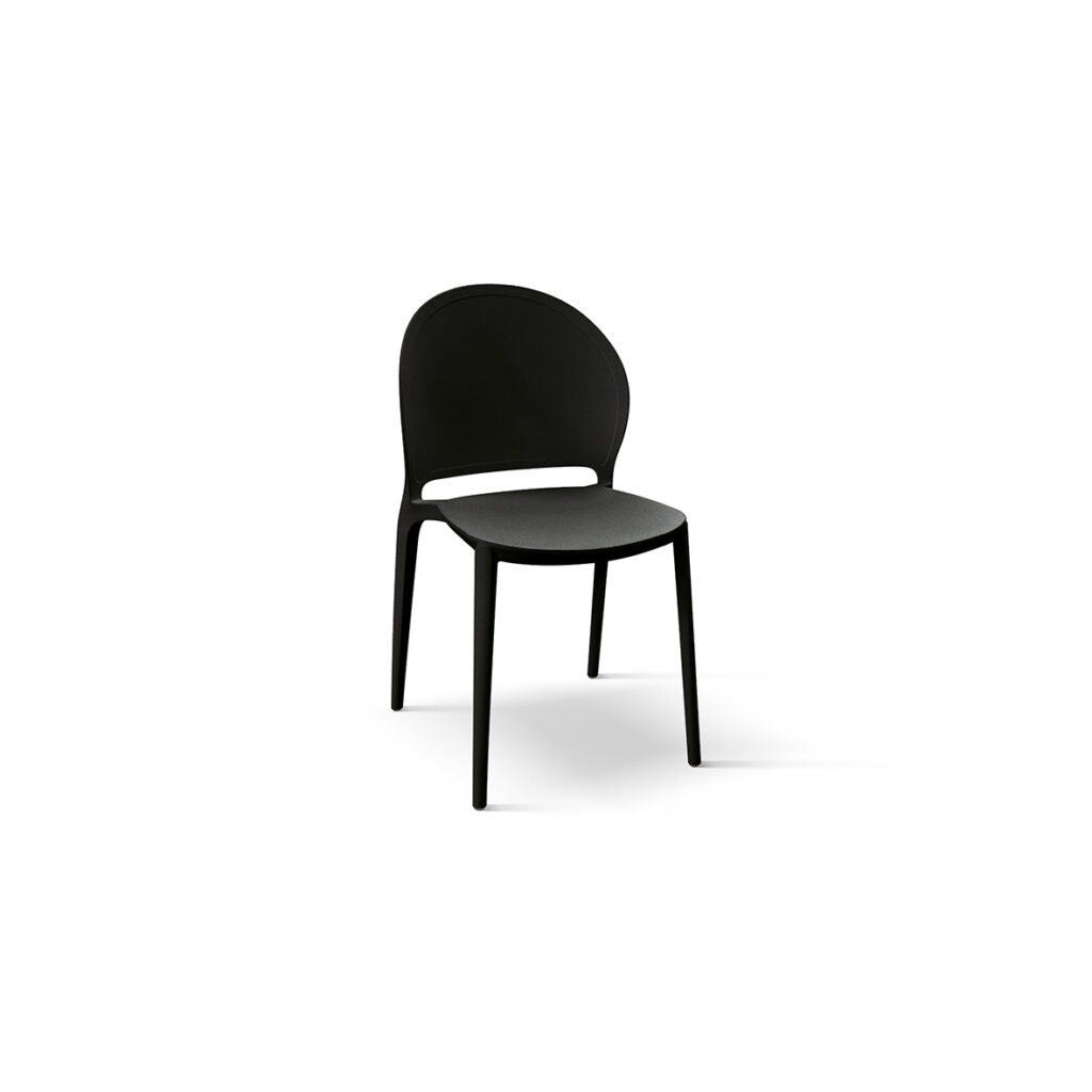 Sedie impilabili dal design sinuoso sovrapposte in un angolo per risparmiare spazio