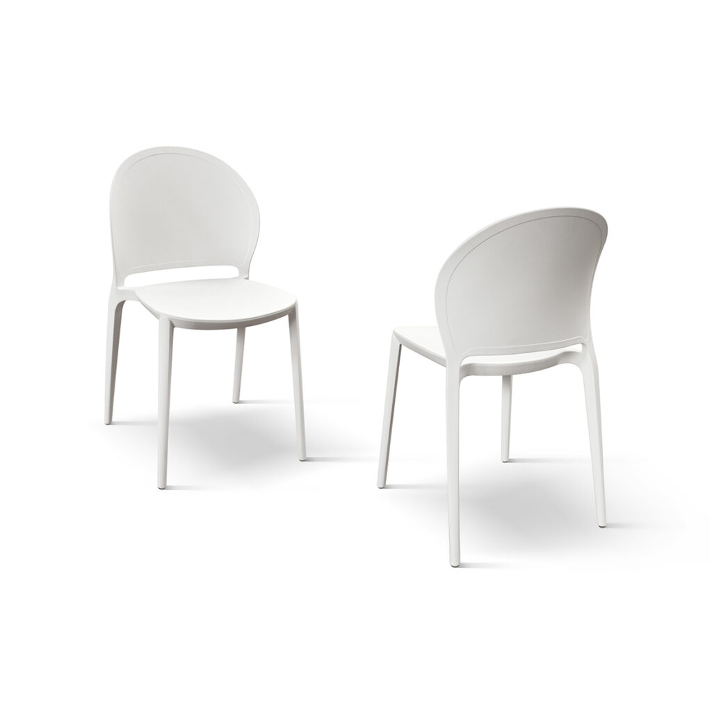Dettaglio della scocca dalla linea curva di una sedia impilabile dal design sinuoso
