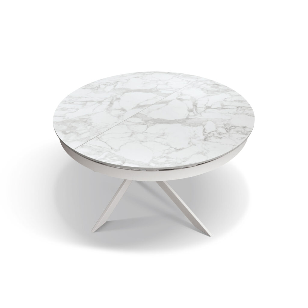 Dettaglio del piano in ceramica bianco arabesco opaco del tavolo Girasole