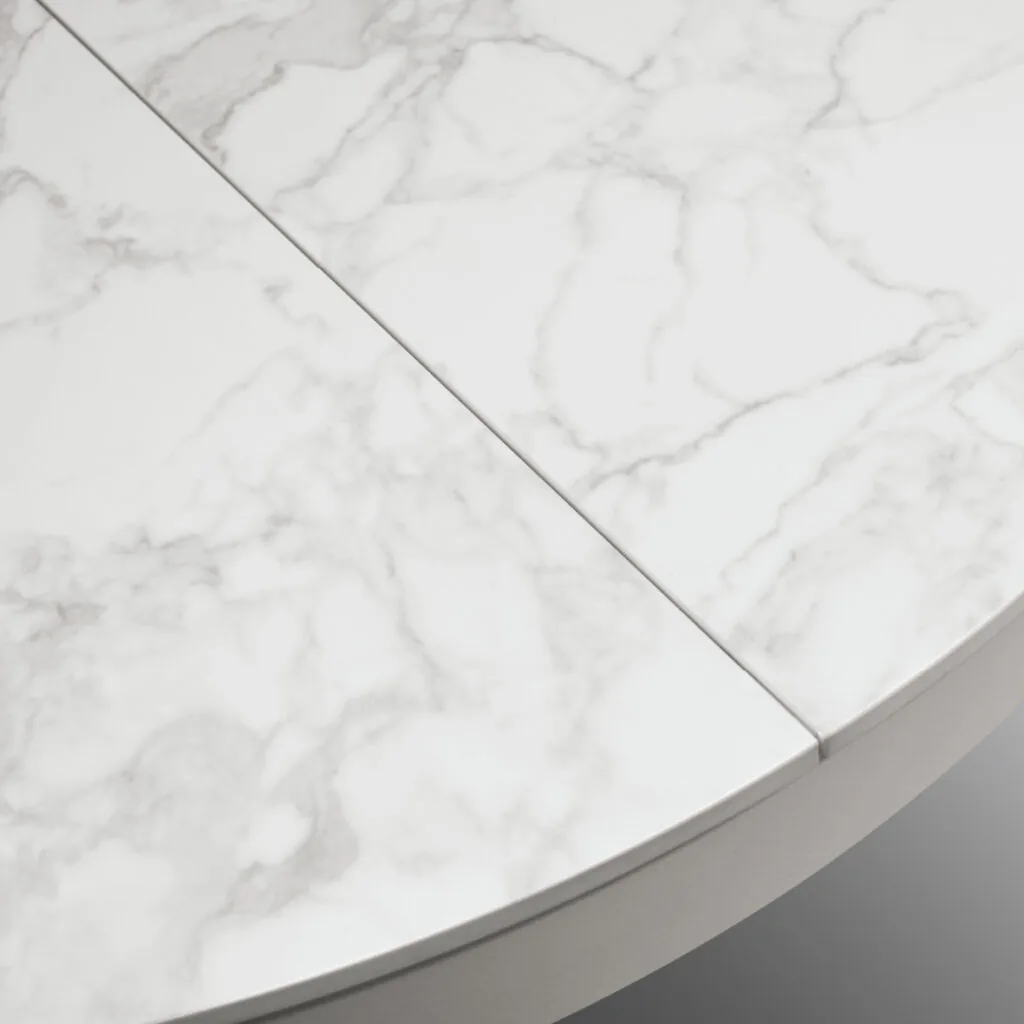 Tavolo Rotondo Allungabile in Ceramica Bianco Arabesco con Base in Metallo (foto 8 di 8)
