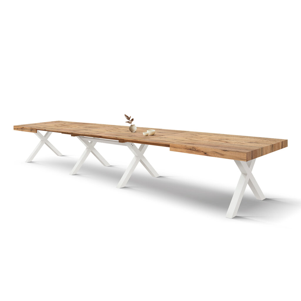 Dettaglio del piano effetto rovere rustico del tavolo con gambe a X