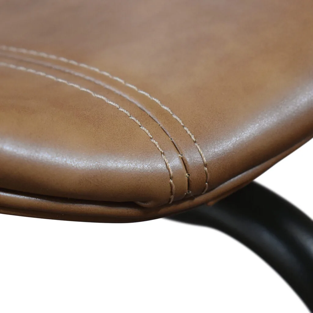 Sedia con braccioli effetto pelle e gambe in metallo nero (foto 5 di 7)