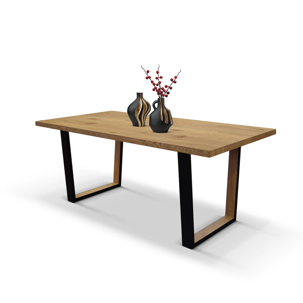 Dettaglio degli inserti in legno laminato effetto rovere sulle gambe nere