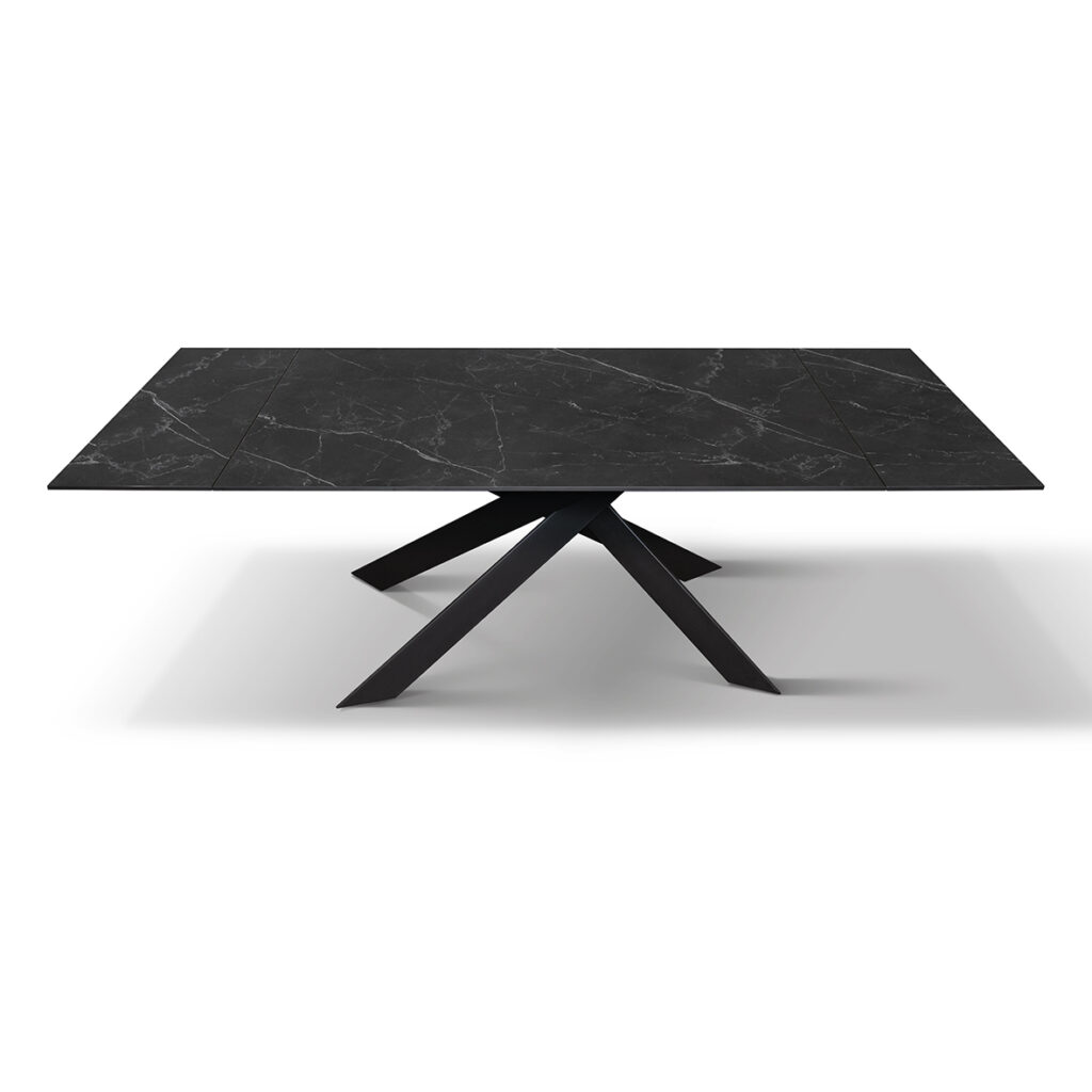Vista laterale del tavolo allungabile in ceramica con gambe in ferro nero