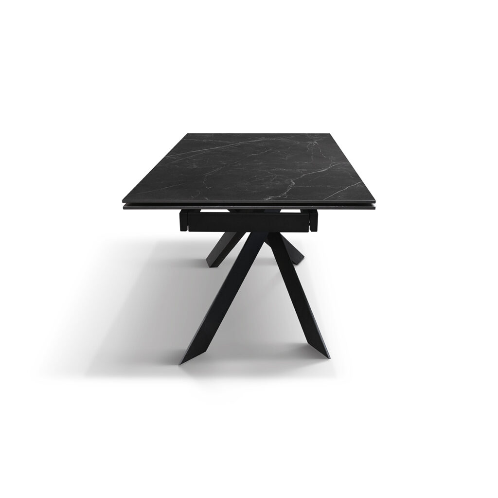 Tavolo allungabile ceramica effetto marmo Calacatta black lux in ambiente moderno