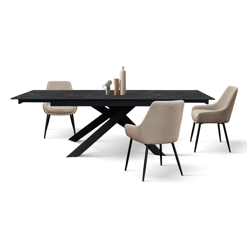 Vista tre quarti del tavolo allungabile in ceramica effetto marmo con gambe nere