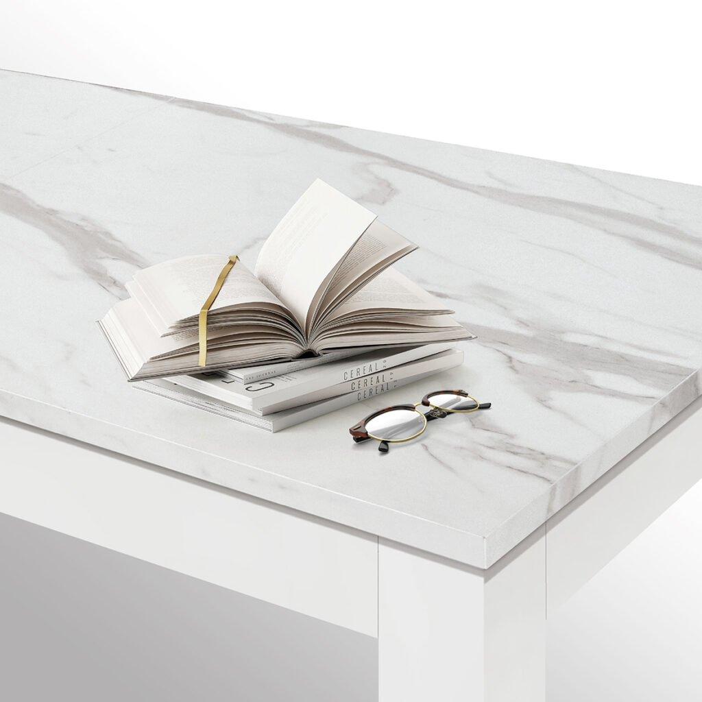 Tavolo allungabile effetto marmo bianco nella misura intermedia a 180 cm per otto