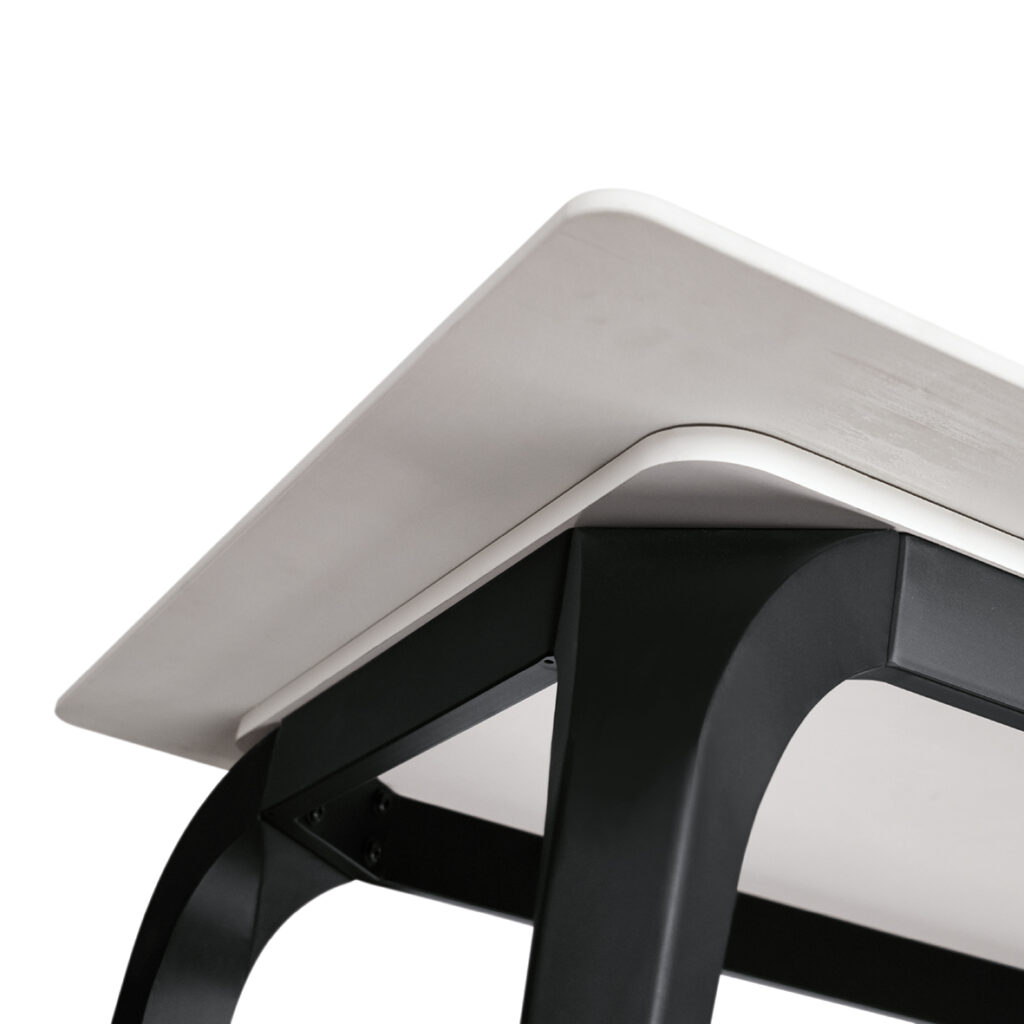 Tavolo da sei posti in ceramica effetto marmo con gambe curve nere
