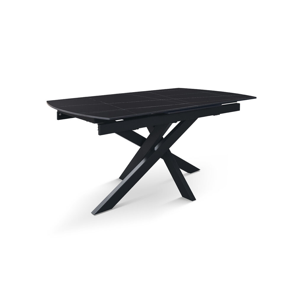 Tavolo allungabile in ceramica effetto marmo nero sahara con gambe nere in un living