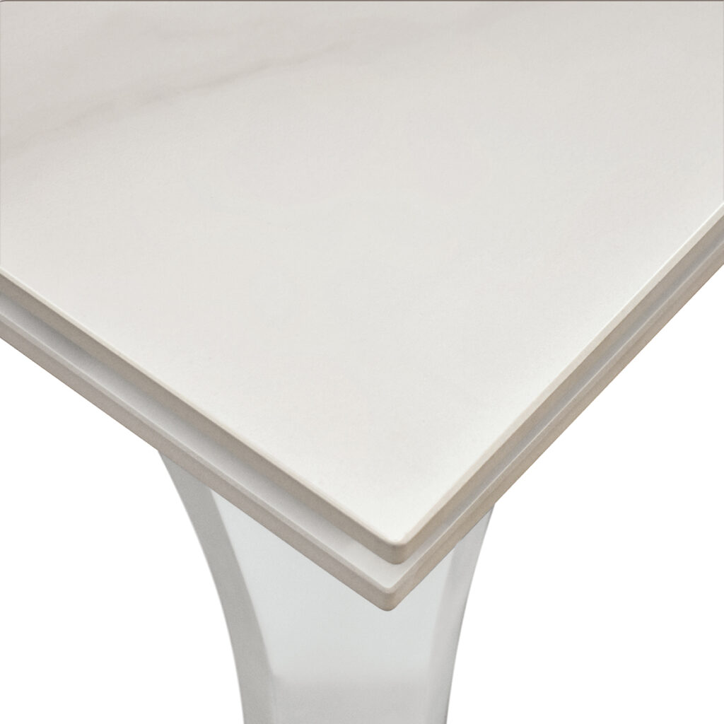 Tavolo allungabile in ceramica bianco con gambe bianche apparecchiato in famiglia