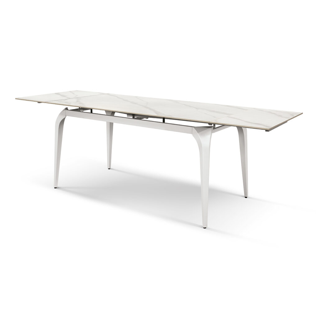 Linea pulita del tavolo allungabile in ceramica bianco con gambe bianche in sala