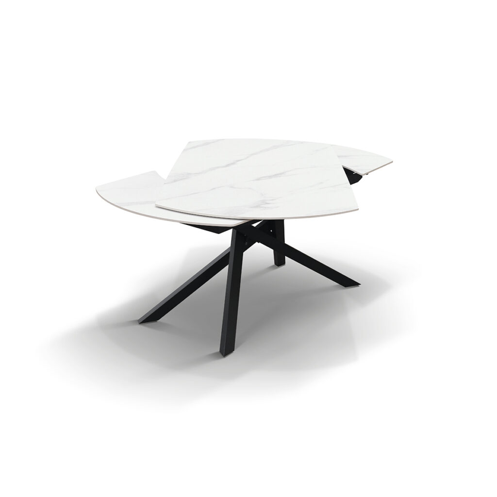Tavolo allungabile in ceramica effetto marmo con gambe nere, vista di tre quarti