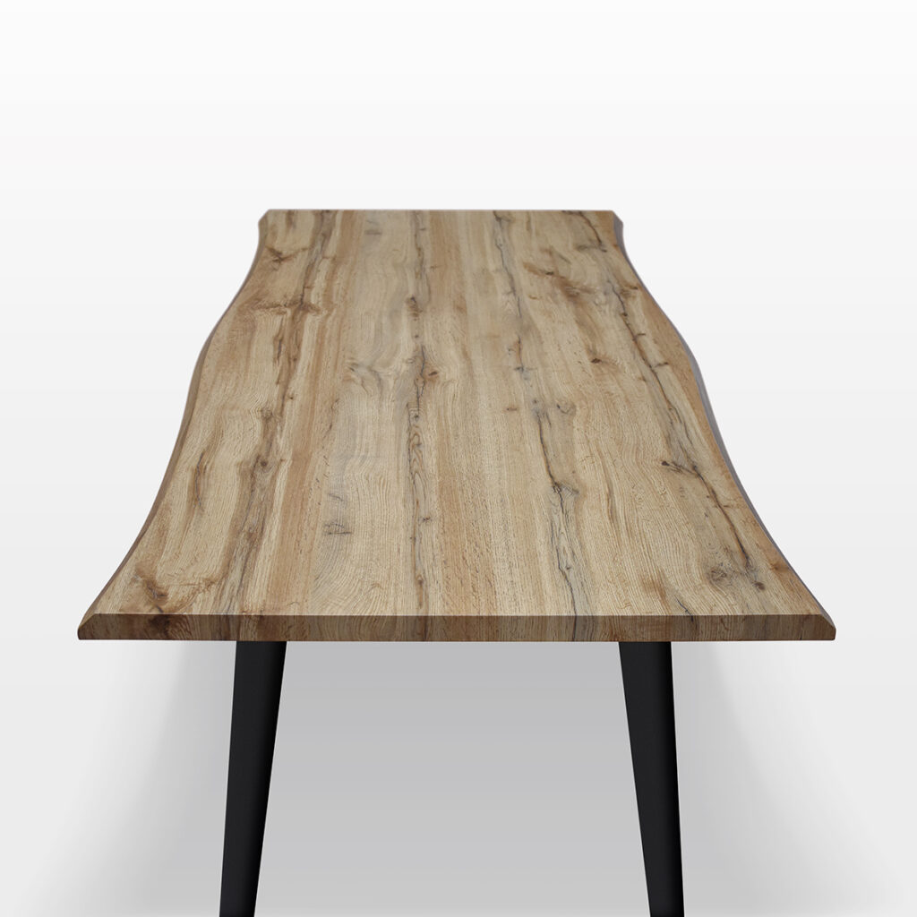 Dettaglio del bordo ondulato del piano effetto rovere del tavolo fisso