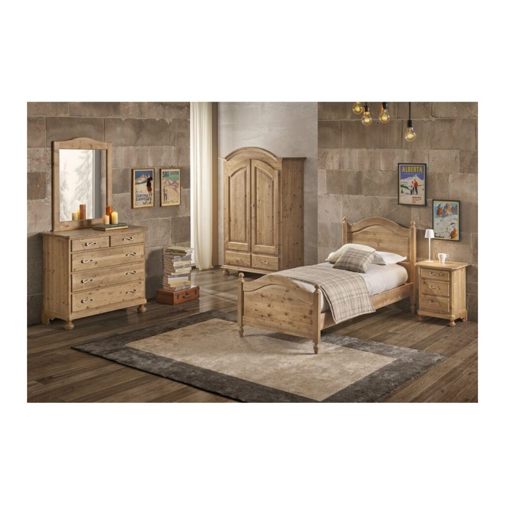 Interno dell'armadio classico in legno massello con ripiano e bastone appendiabiti