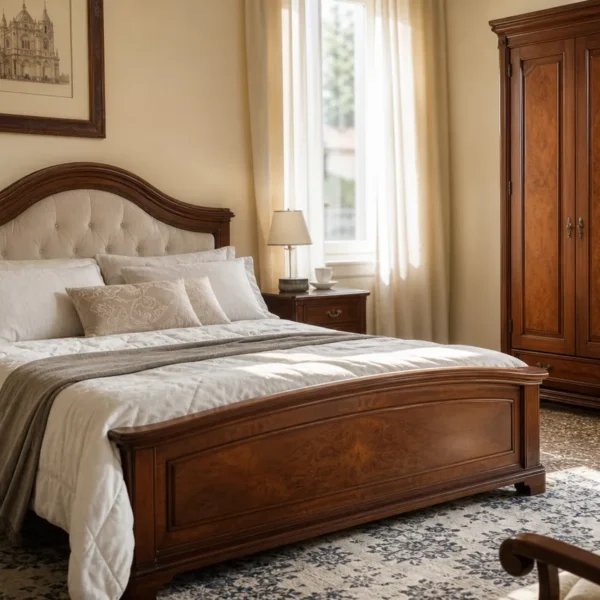 Camera da letto classica in legno con letto imbottito, comò e comodini abbinati