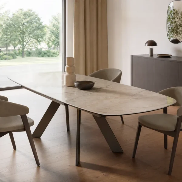 Tavolo in ceramica effetto marmo in una sala da pranzo moderna con luce naturale del mattino