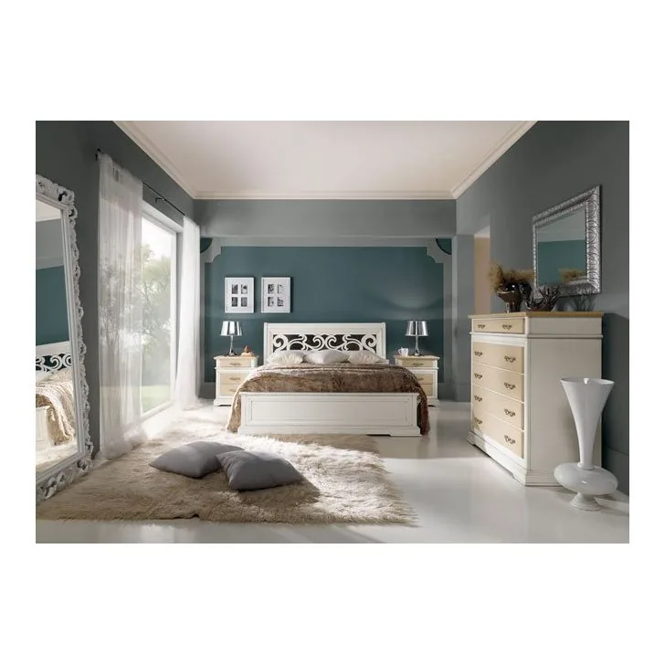 Letto matrimoniale classico con testata traforata in legno massello