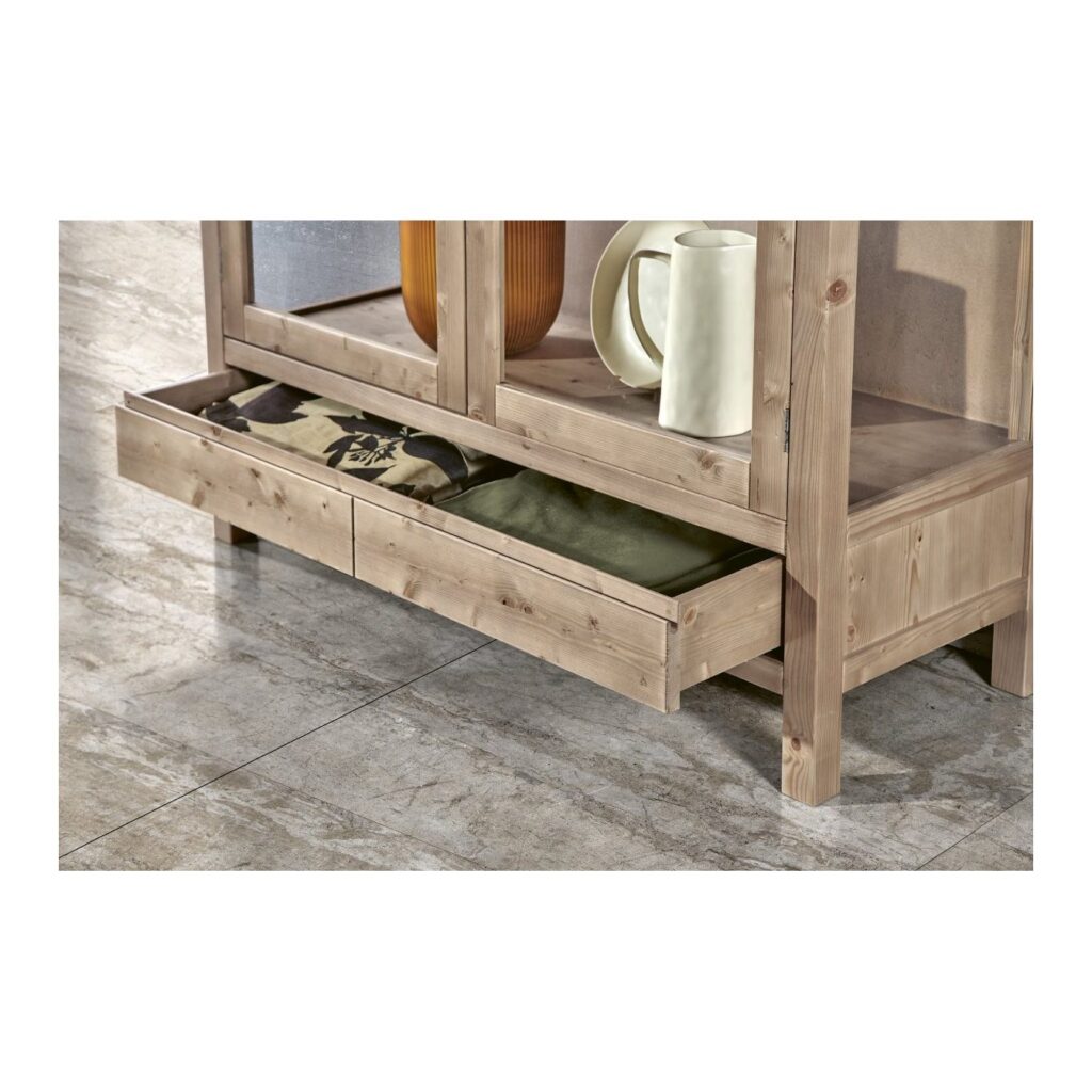 Dettaglio delle porte della vetrina classica in legno massello di abete