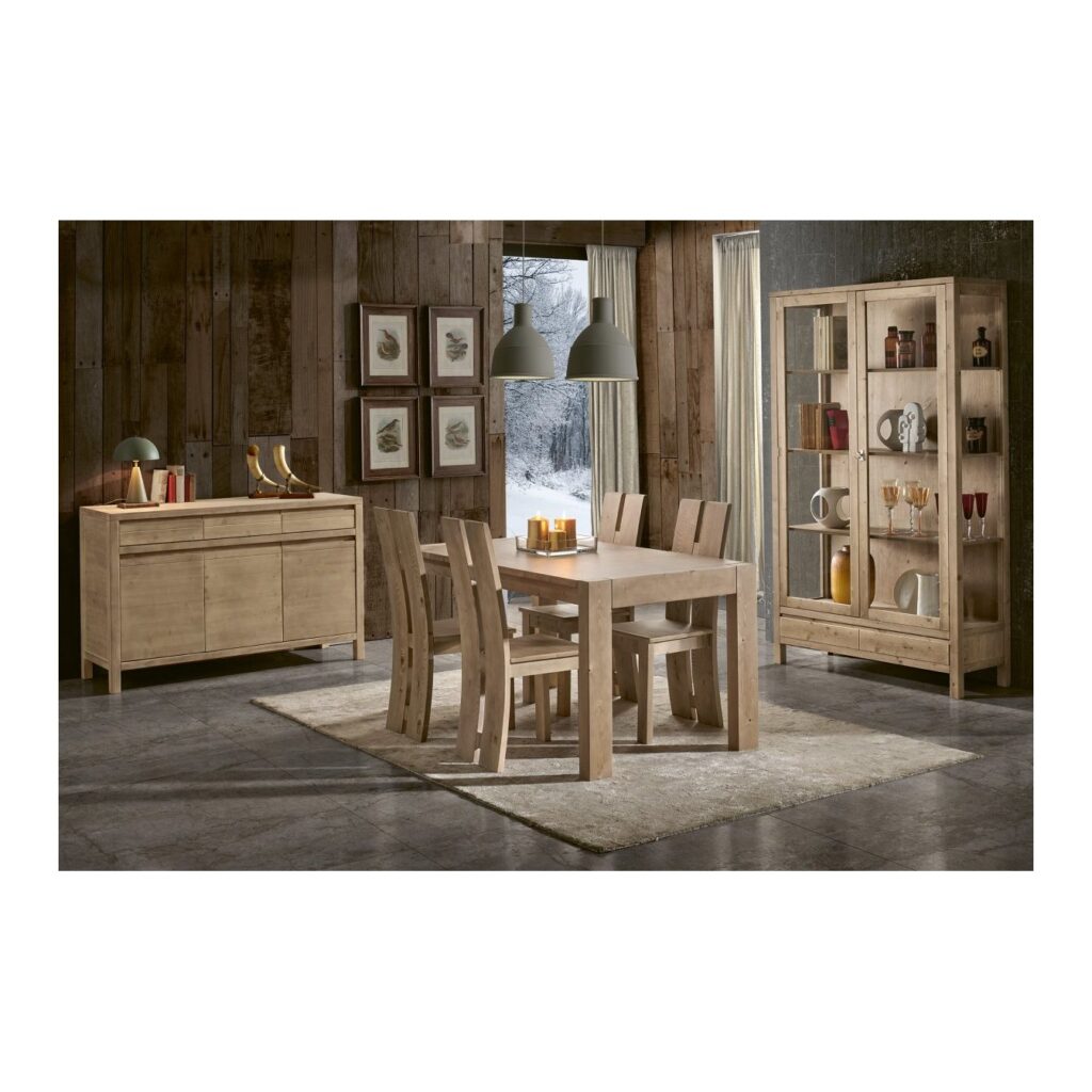 Vetrina classica in legno alta 200 cm nella zona giorno, vista d'ambiente